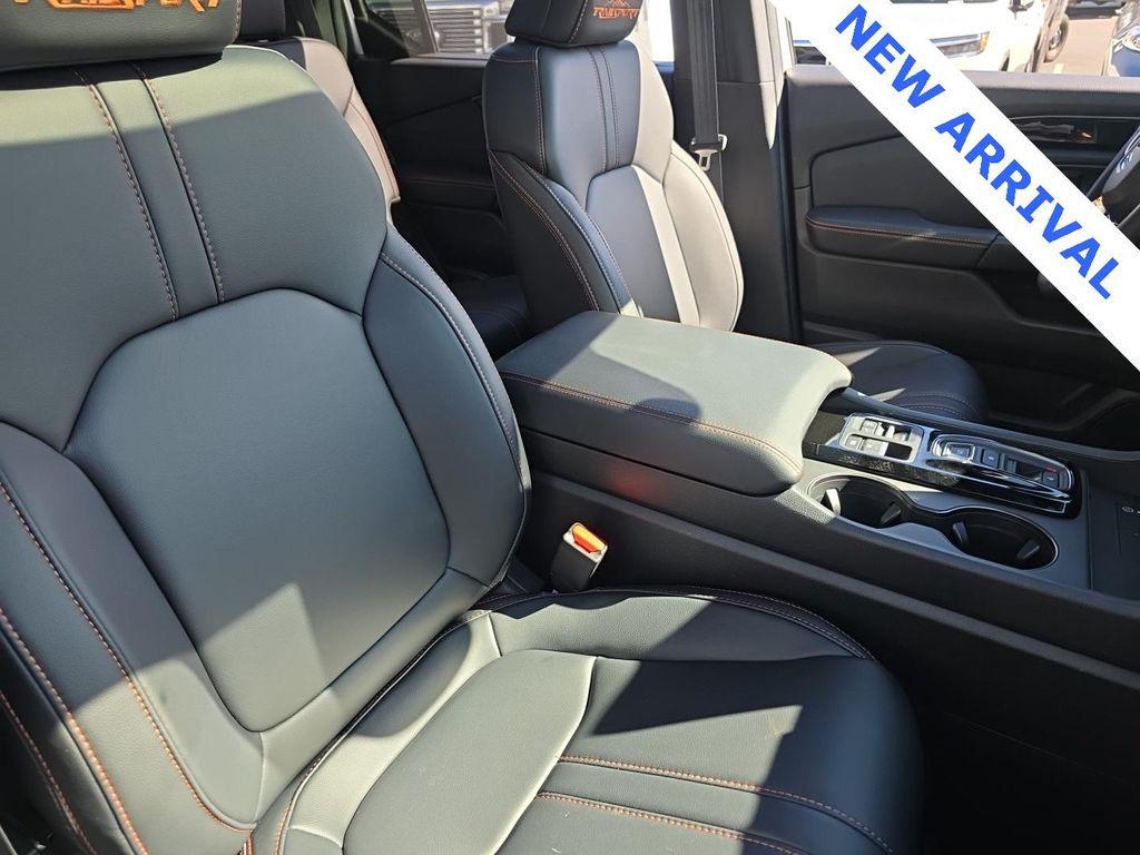 2025 Lunar Silver Metallic Honda Pilot