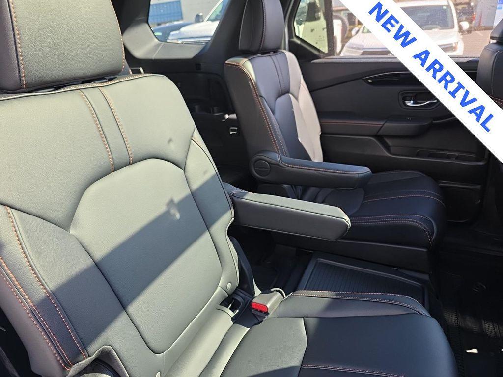 2025 Lunar Silver Metallic Honda Pilot