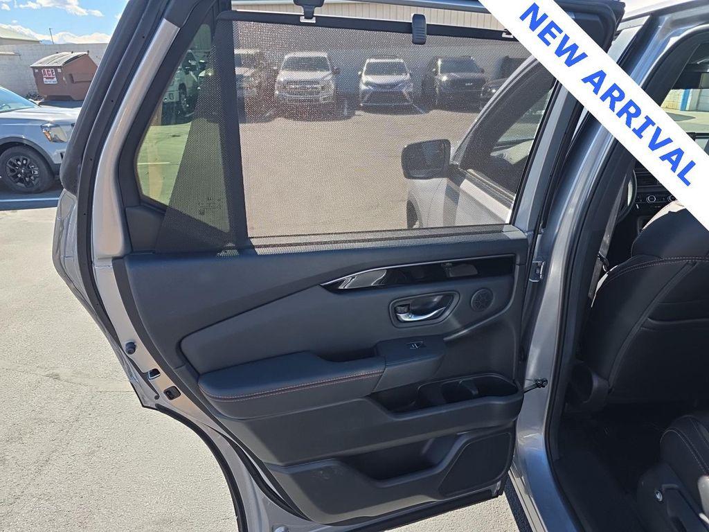 2025 Lunar Silver Metallic Honda Pilot
