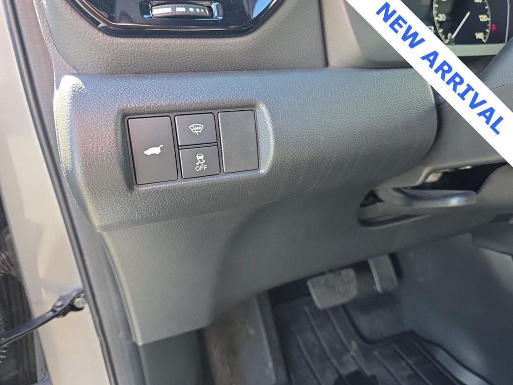 2025 Lunar Silver Metallic Honda Pilot
