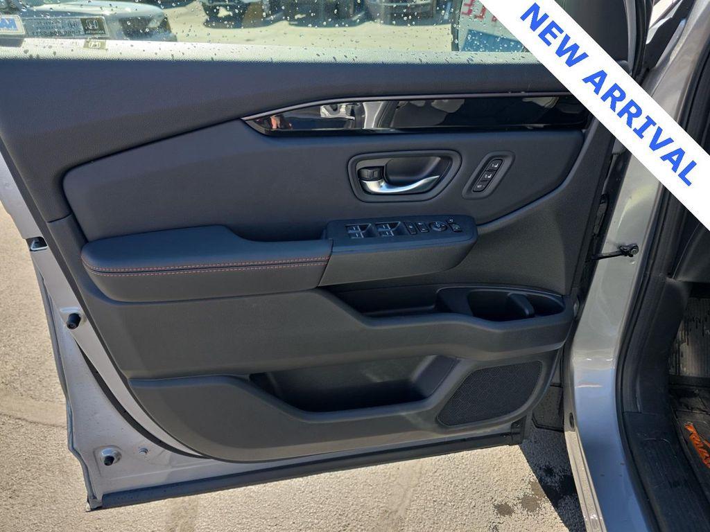 2025 Lunar Silver Metallic Honda Pilot