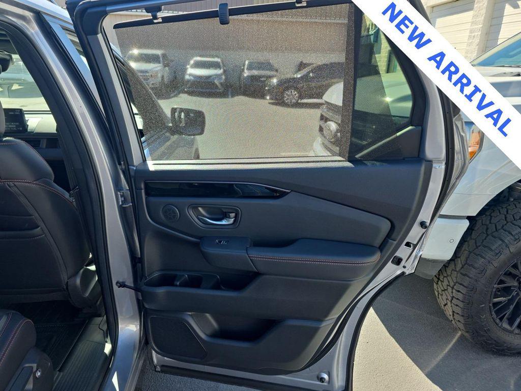 2025 Lunar Silver Metallic Honda Pilot
