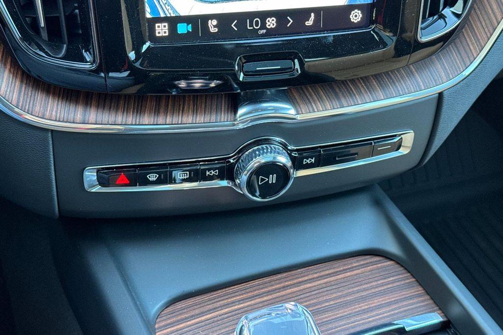 new 2025 Volvo XC60 car, priced at $54,660