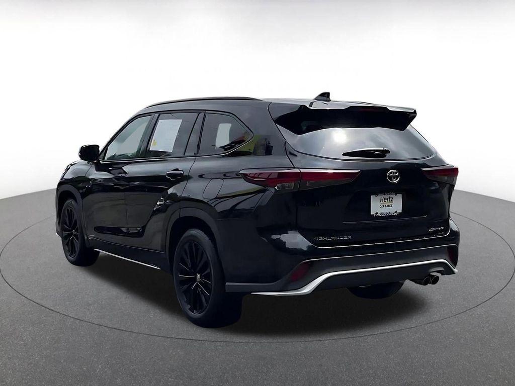 used 2025 Toyota Highlander car, priced at $43,866