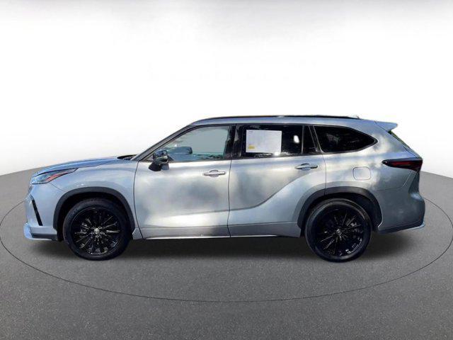 used 2025 Toyota Highlander car, priced at $44,249
