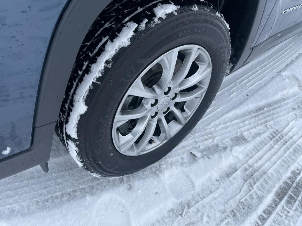 used 2021 Jeep Cherokee car, priced at $21,977