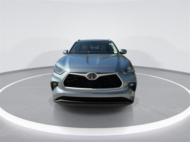 used 2022 Toyota Highlander car, priced at $27,798