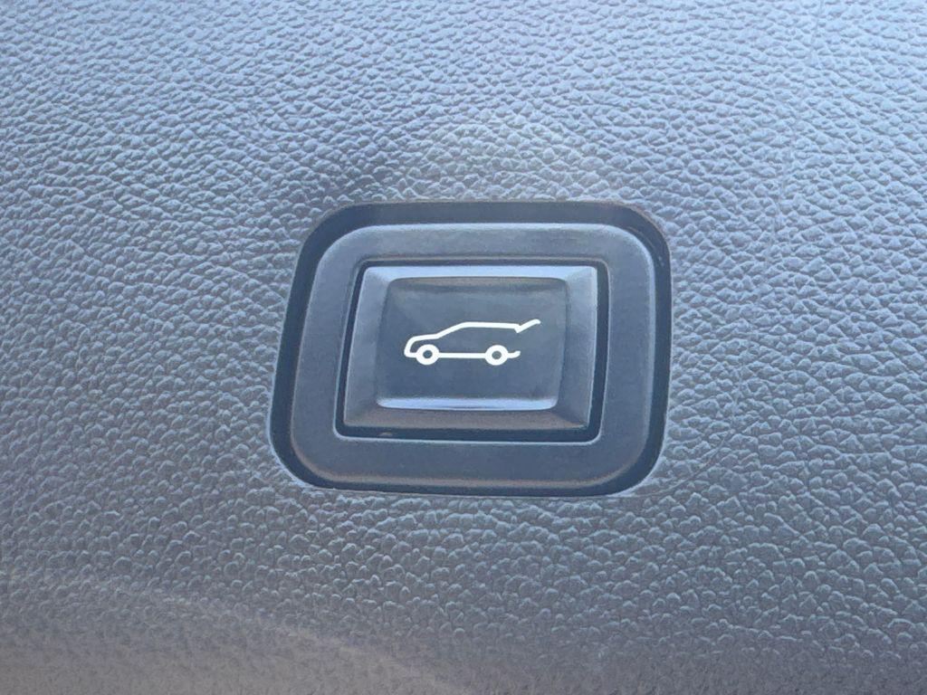 used 2022 Chevrolet Traverse car, priced at $15,888