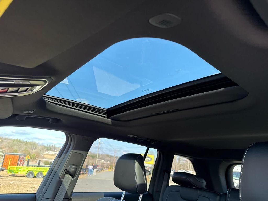 new 2025 Jeep Grand Cherokee car, priced at $45,669