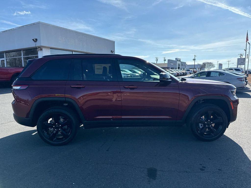 new 2025 Jeep Grand Cherokee car, priced at $45,669