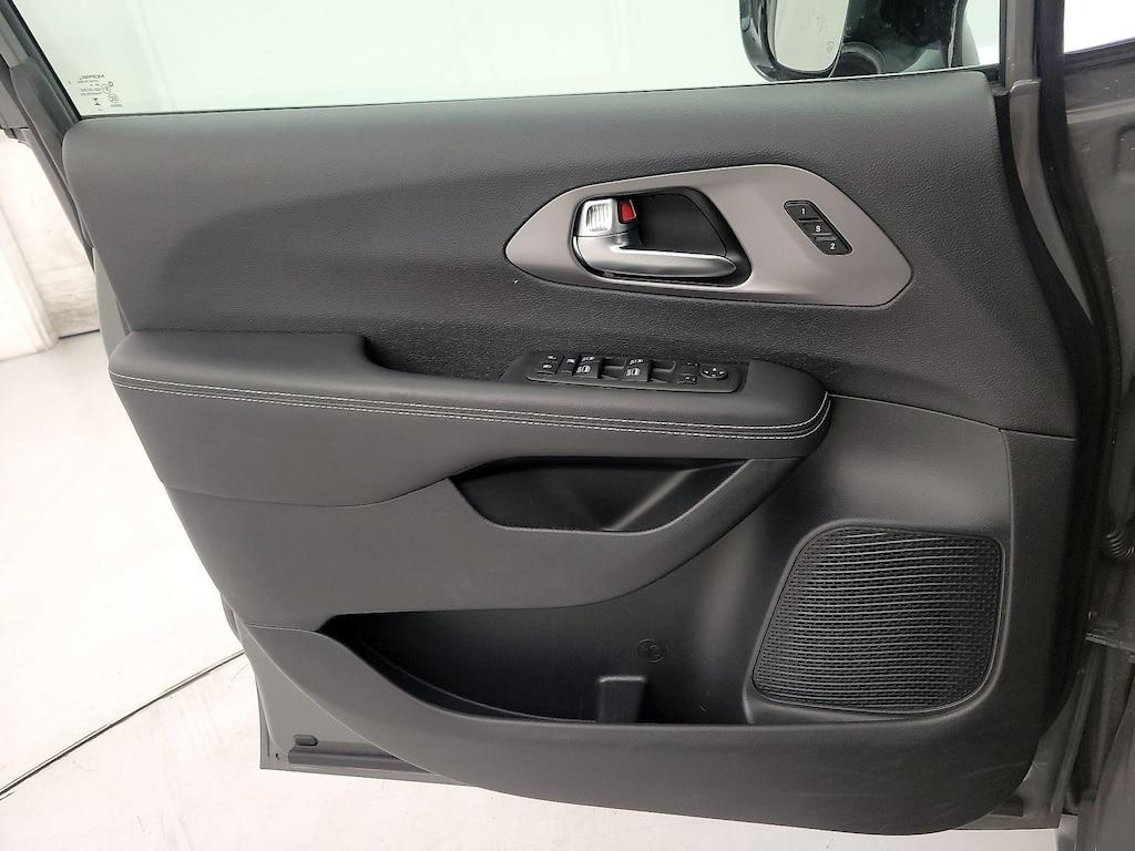 used 2025 Chrysler Pacifica car, priced at $28,998