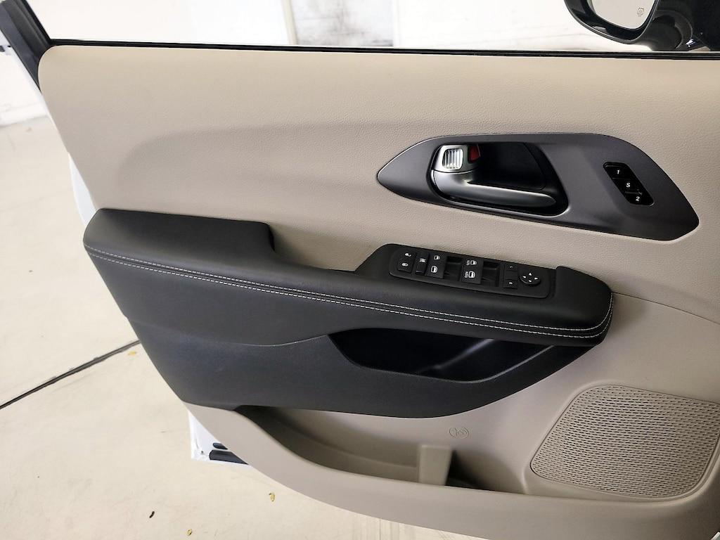 used 2024 Chrysler Pacifica car, priced at $28,998