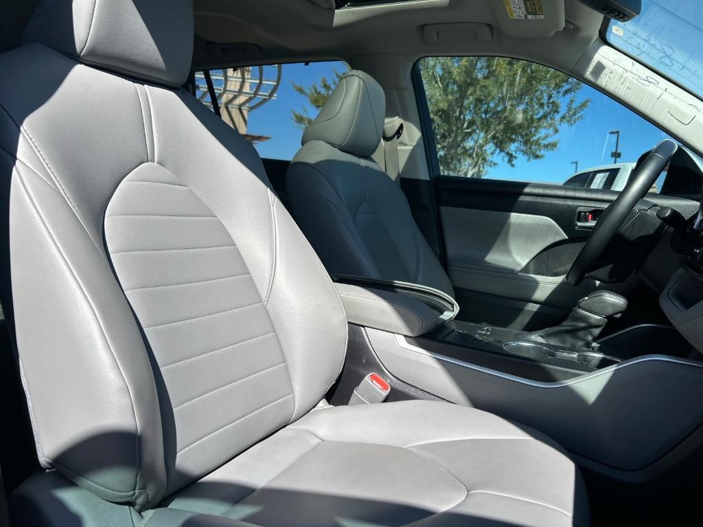 used 2020 Toyota Highlander Hybrid car, priced at $25,992