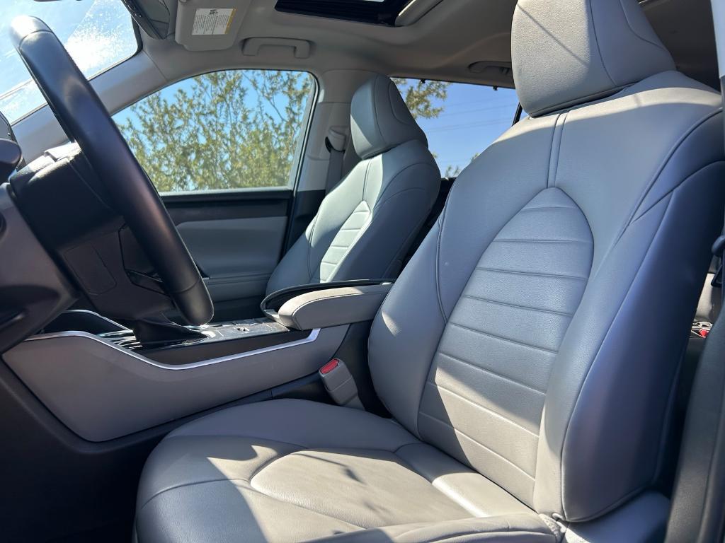 used 2020 Toyota Highlander Hybrid car, priced at $25,992