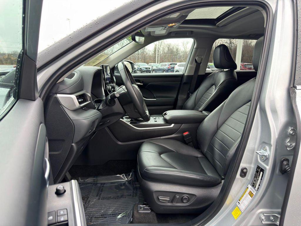 used 2024 Toyota Highlander Hybrid car, priced at $41,900