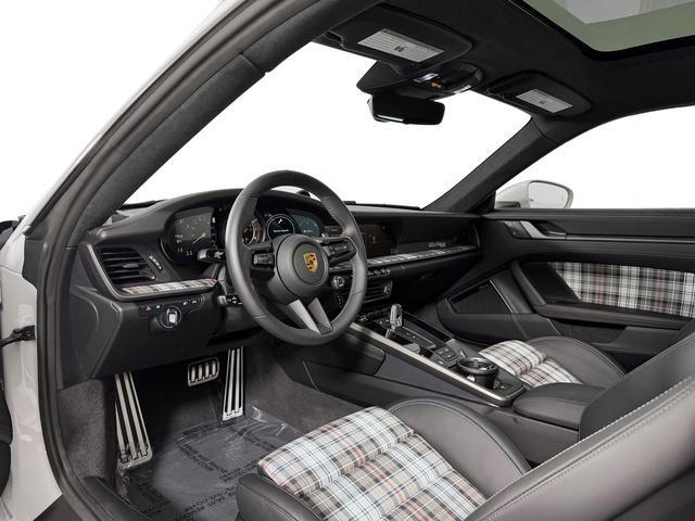Porsche 911 view 4