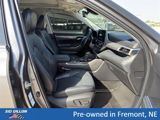 used 2022 Toyota Highlander car, priced at $39,794