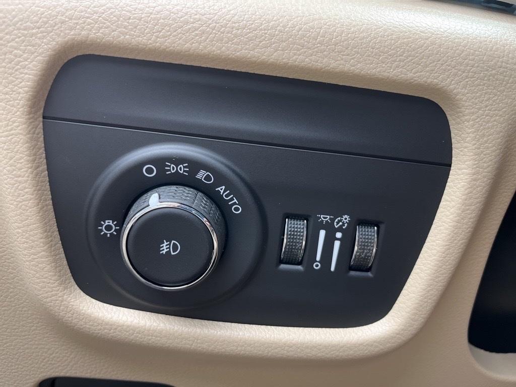 new 2025 Jeep Grand Cherokee car, priced at $50,660