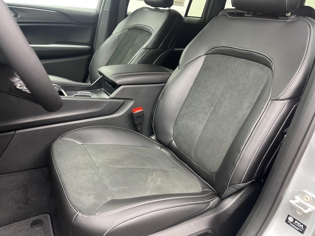 new 2025 Jeep Grand Cherokee car, priced at $42,661