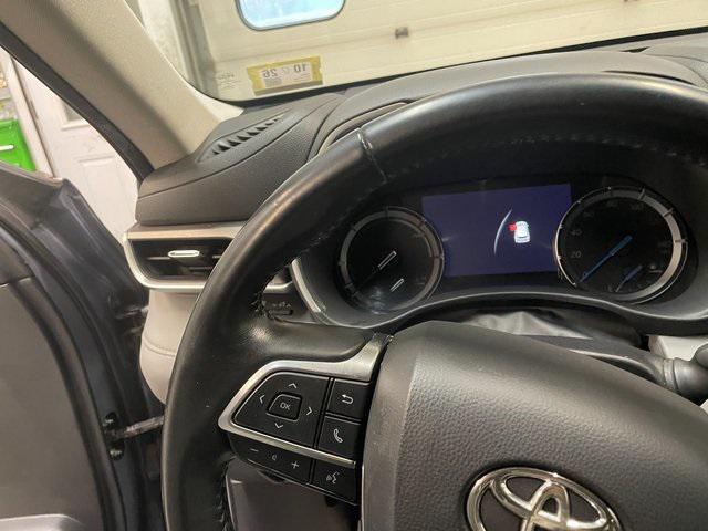 used 2021 Toyota Highlander Hybrid car, priced at $25,500