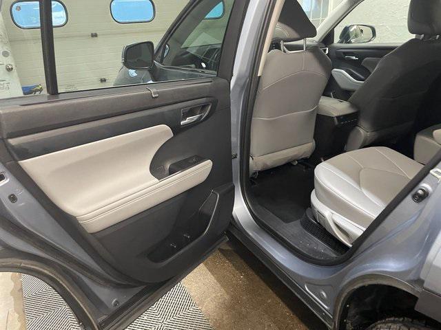 used 2021 Toyota Highlander Hybrid car, priced at $25,500