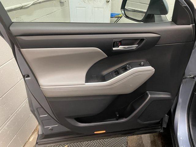 used 2021 Toyota Highlander Hybrid car, priced at $25,500