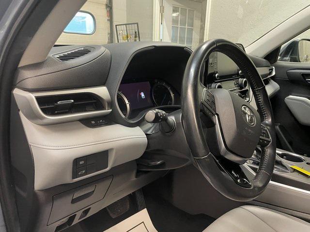 used 2021 Toyota Highlander Hybrid car, priced at $25,500
