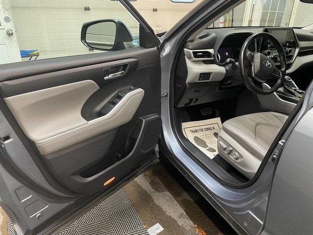 used 2021 Toyota Highlander Hybrid car, priced at $25,500