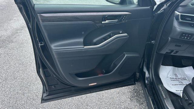 used 2021 Toyota Highlander Hybrid car, priced at $32,900