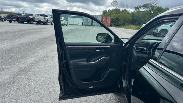 used 2021 Toyota Highlander Hybrid car, priced at $32,900