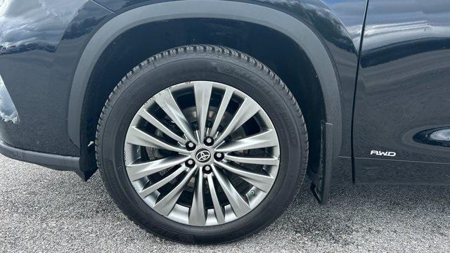 used 2021 Toyota Highlander Hybrid car, priced at $32,900