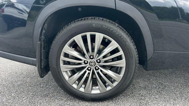 used 2021 Toyota Highlander Hybrid car, priced at $32,900