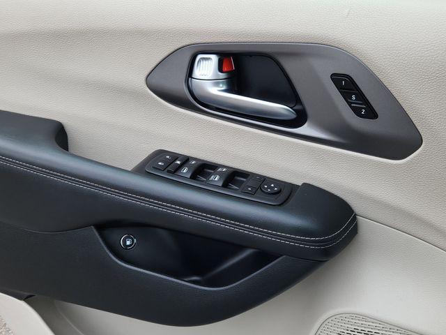 used 2023 Chrysler Pacifica Hybrid car, priced at $25,999