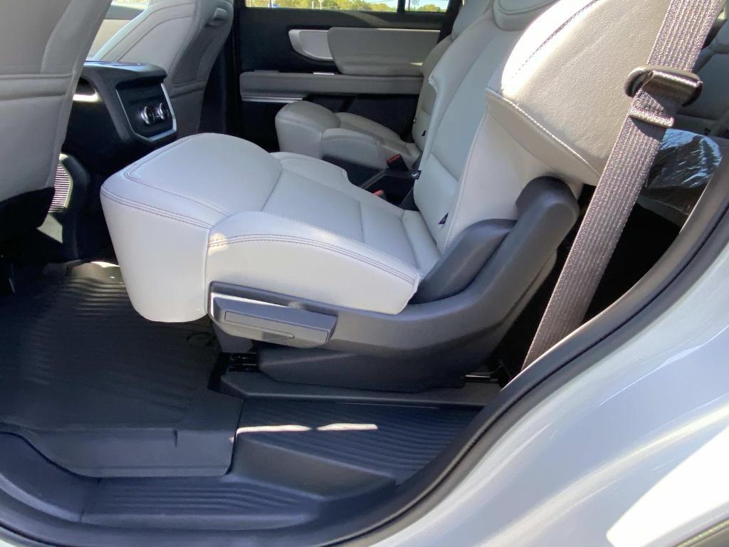 new 2025 Ford Expedition car, priced at $66,540