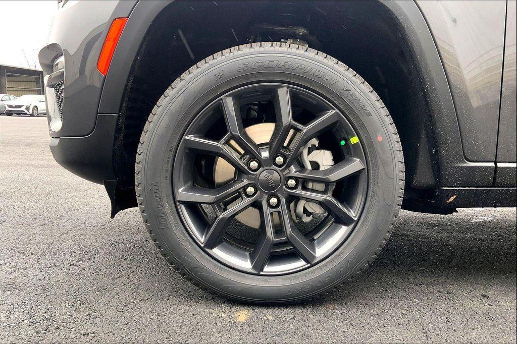 new 2025 Jeep Grand Cherokee car, priced at $42,074