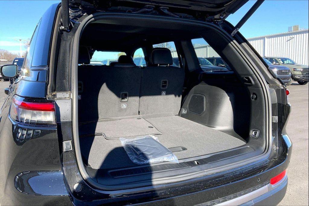 new 2026 Jeep Grand Cherokee car, priced at $41,700