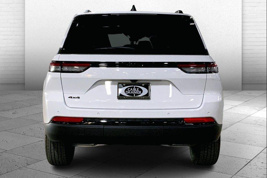 new 2025 Jeep Grand Cherokee car, priced at $37,557