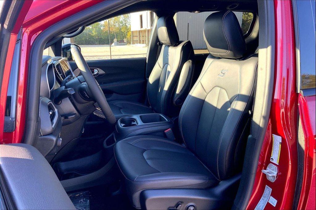 new 2026 Chrysler Pacifica car, priced at $40,394