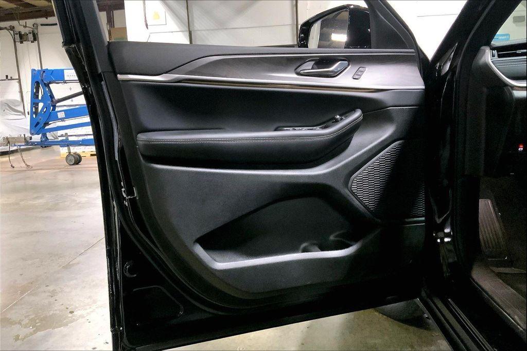 new 2025 Jeep Grand Cherokee car, priced at $45,429