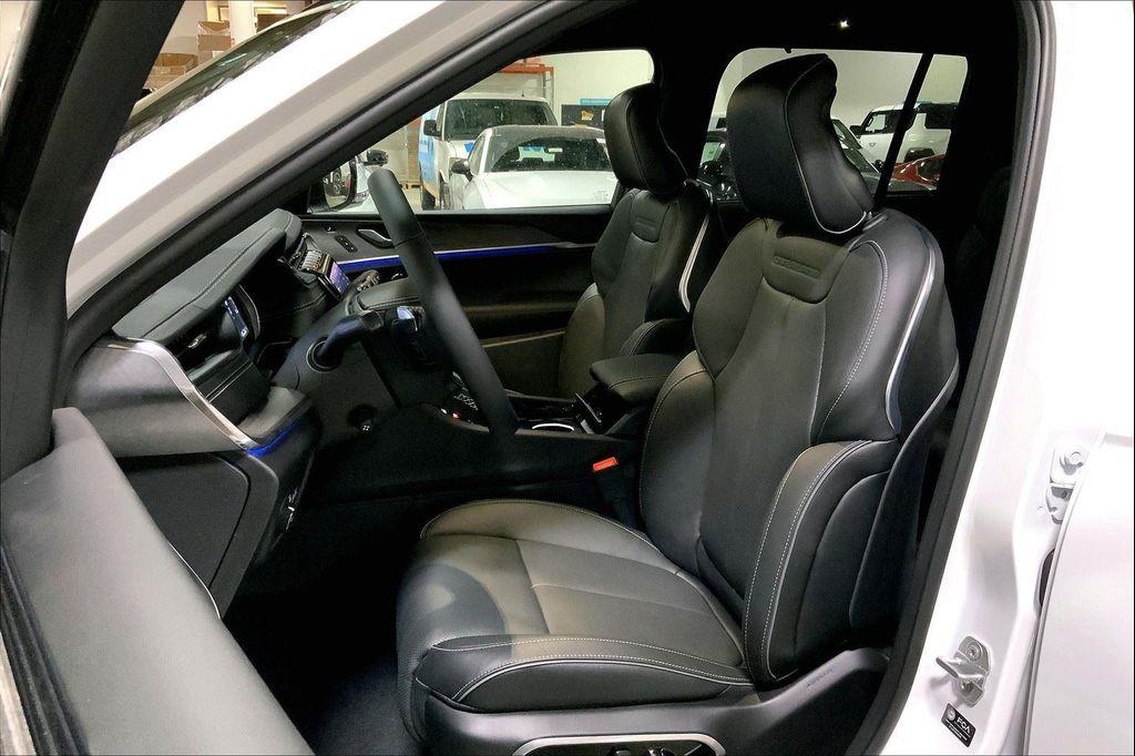 new 2025 Jeep Grand Cherokee car, priced at $50,577