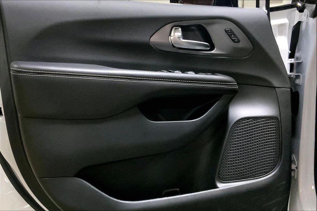 new 2026 Chrysler Pacifica car, priced at $39,093