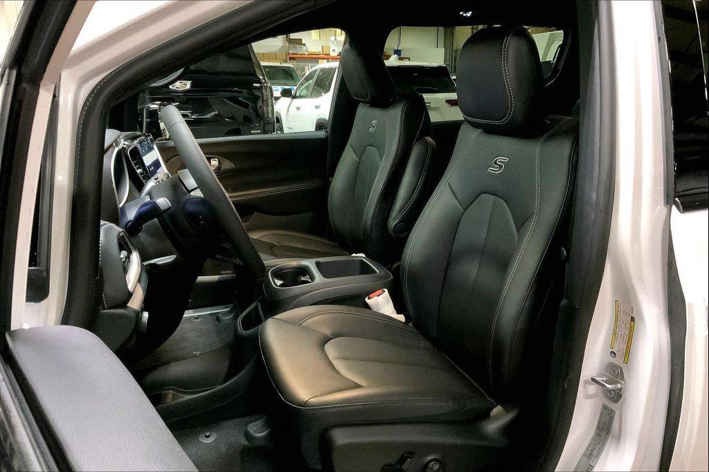 new 2026 Chrysler Pacifica car, priced at $39,093