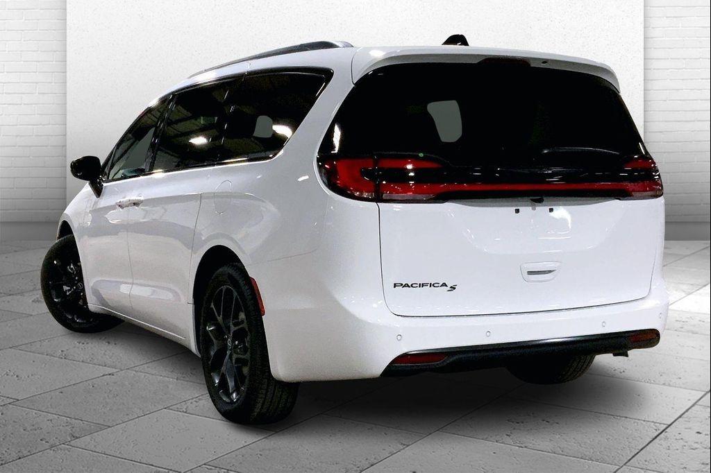 new 2026 Chrysler Pacifica car, priced at $39,093
