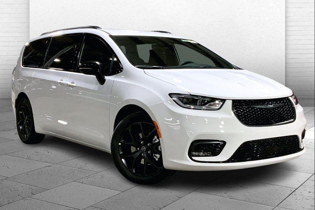 new 2026 Chrysler Pacifica car, priced at $39,093
