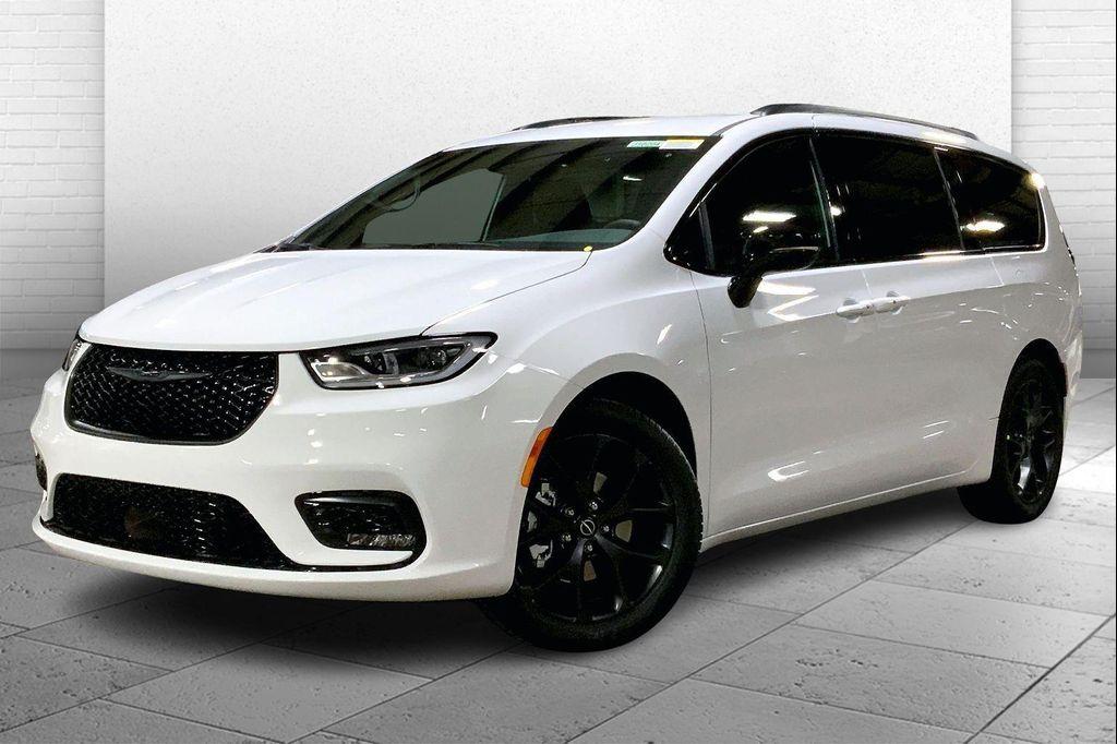new 2026 Chrysler Pacifica car, priced at $39,093
