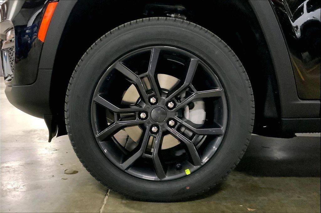 new 2025 Jeep Grand Cherokee car, priced at $42,074