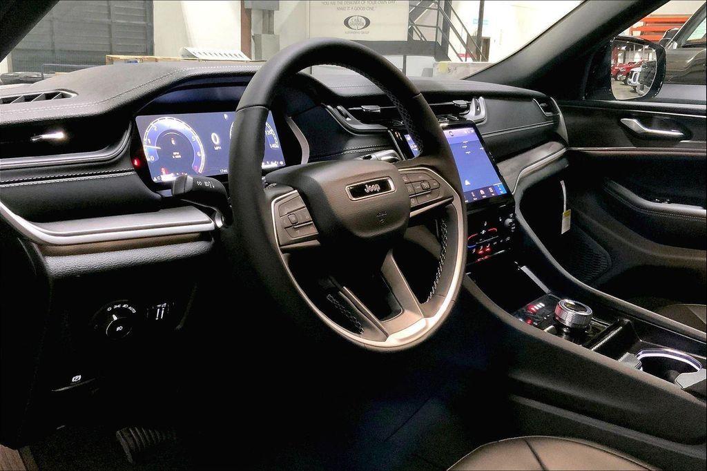 new 2025 Jeep Grand Cherokee car, priced at $42,074