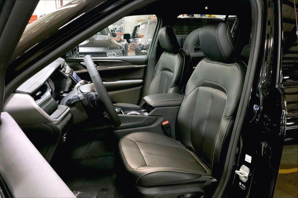 new 2025 Jeep Grand Cherokee car, priced at $42,074