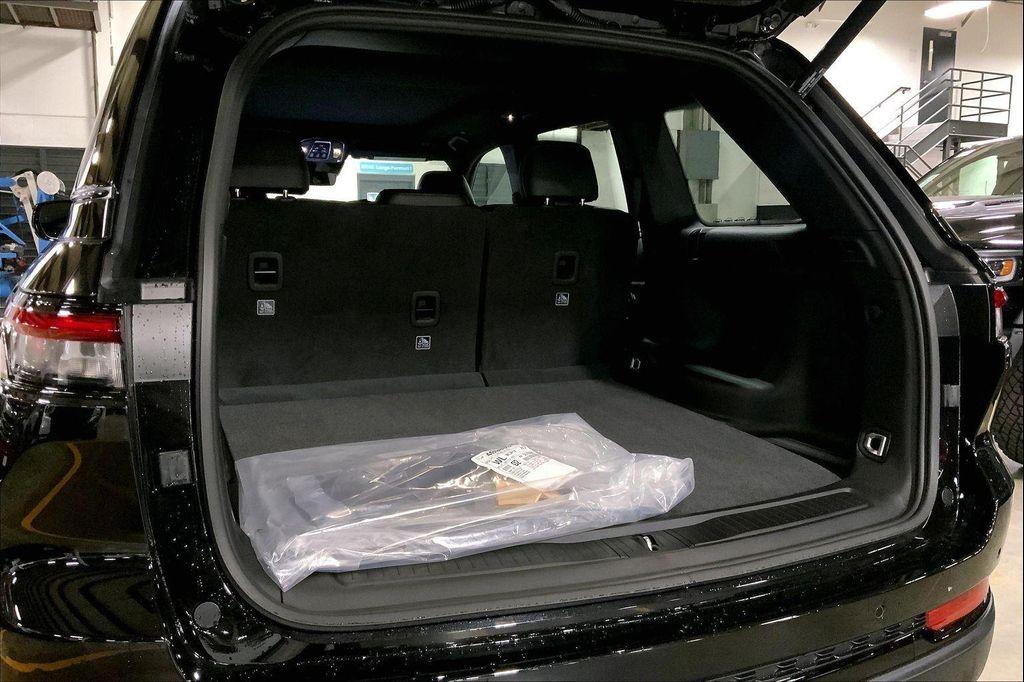 new 2025 Jeep Grand Cherokee car, priced at $42,074