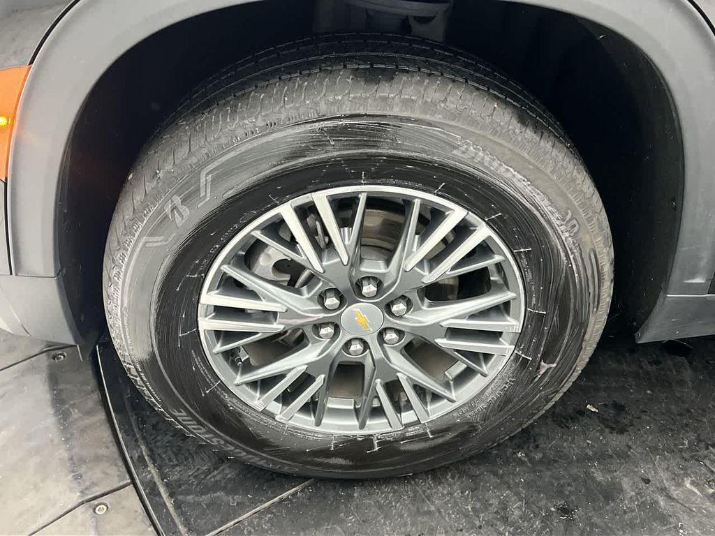 used 2024 Chevrolet Traverse car, priced at $33,555